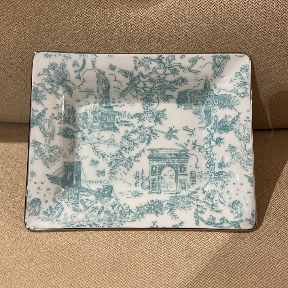EXCLUSIVE TIFFANY & Co. NYC Flagship Toile Porcelain Trinket Tray - Picture 2 of 7